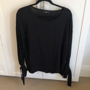 Long sleeve with ties on sleeve